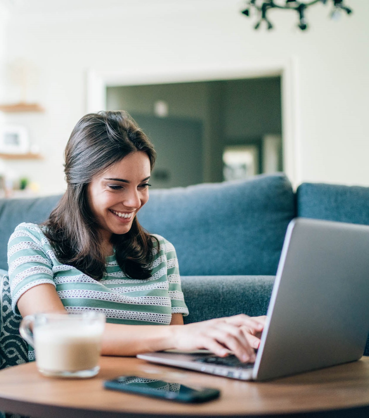 Frau sitzt vor ihrem Laptop